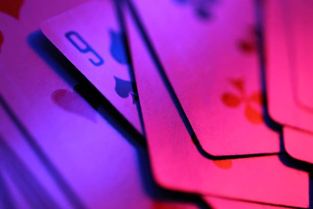 qqmulia live baccarat table with dealer and player chat